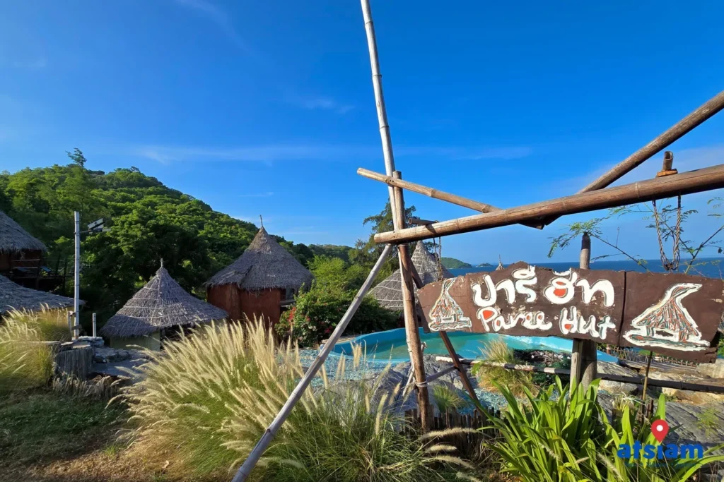 ปารีฮัท Paree Hut กระท่อมหลังคามุงจากสไตล์บาหลีริมผา พร้อมวิวทะเลและท้องฟ้าสีคราม
