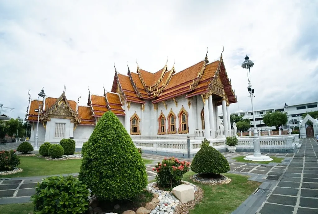 วัดเบญจมบพิตร วิหารหินอ่อนหลังคาสีส้มท่ามกลางสวน