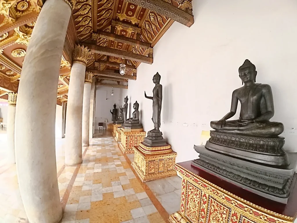 ระเบียงวัดเบญจมบพิตร มีพระพุทธรูปเรียงรายตามแนวเสา