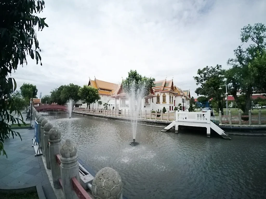 คลองในวัดเบญจมบพิตร มีน้ำพุและสะพานสีแดง