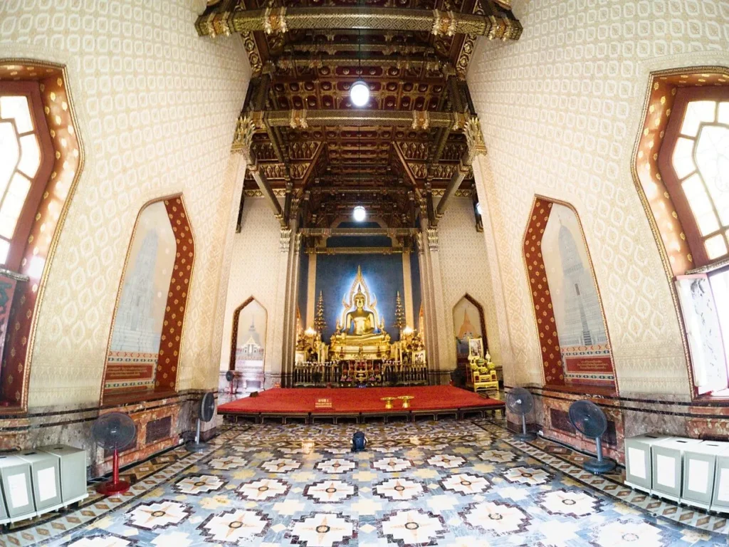 ภายในพระอุโบสถวัดเบญจมบพิตร มีพระพุทธรูปประดิษฐาน