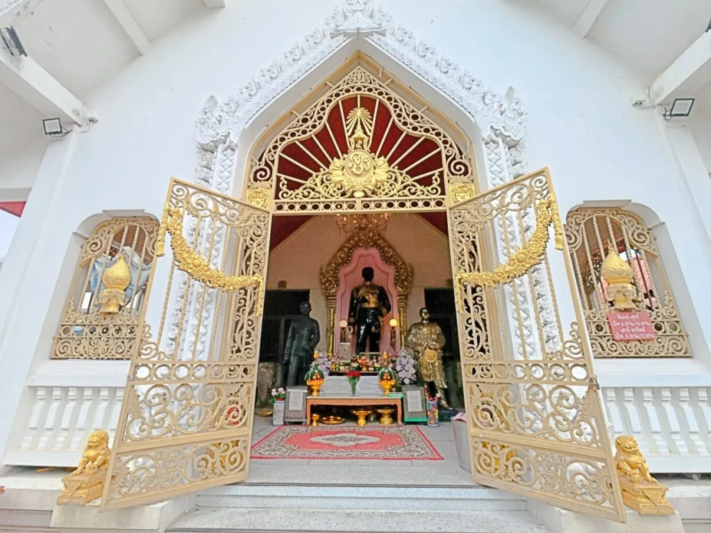อาคารที่ประดิษฐานพระบรมรูประัชกาลที่ 5 สีขาว ประตูบานเปิดสีทอง