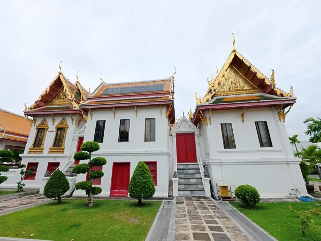 ประตู หน้าต่าง พระที่นั่งที่ใช้ตอนรัชกาลที่ 5 ทรงผนวช ลวดลายไทยสีทองงดงาม