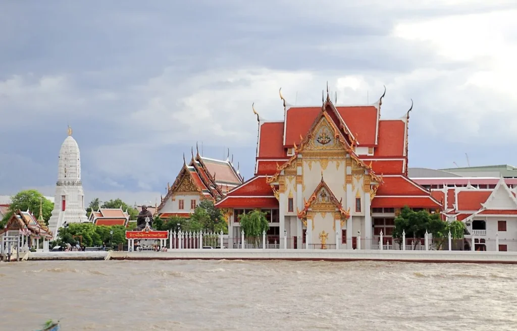 วัดระฆังโฆสิตารามวรมหาวิหาร ริมแม่น้ำเจ้าพระยา