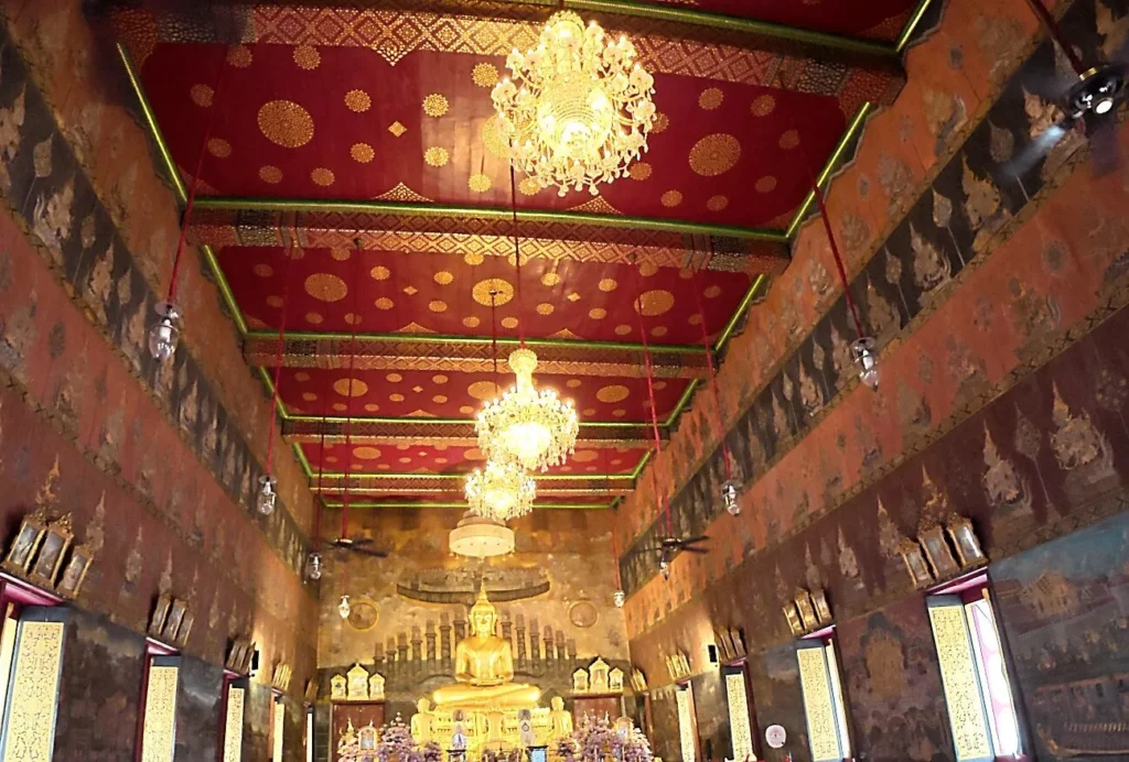 ภายในวิหารวัดระฆังโฆสิตารามวรมหาวิหาร มีพระพุทธรูปและจิตรกรรมฝาผนัง