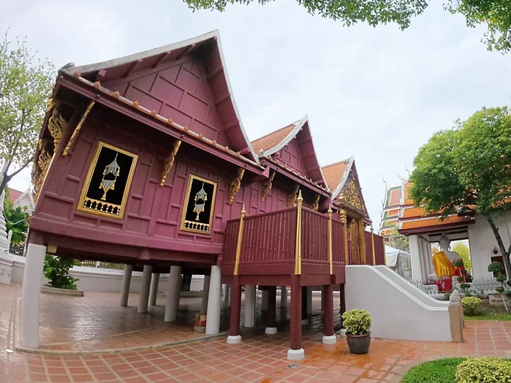 หอพระไตรปิฎก สถาปัตยกรรมเรือนไทยในวัดระฆังโฆสิตารามวรมหาวิหาร ยกพื้นสูง
