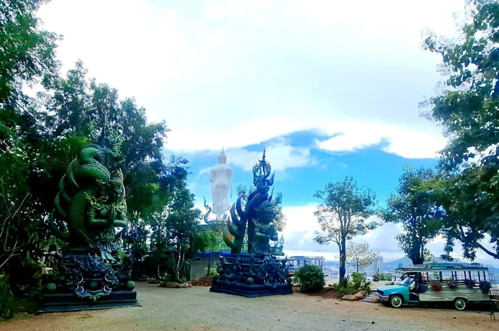 ประติมากรรมเทวดาและพญานาค ทางเข้า สำนักสงฆ์เขาพระครู