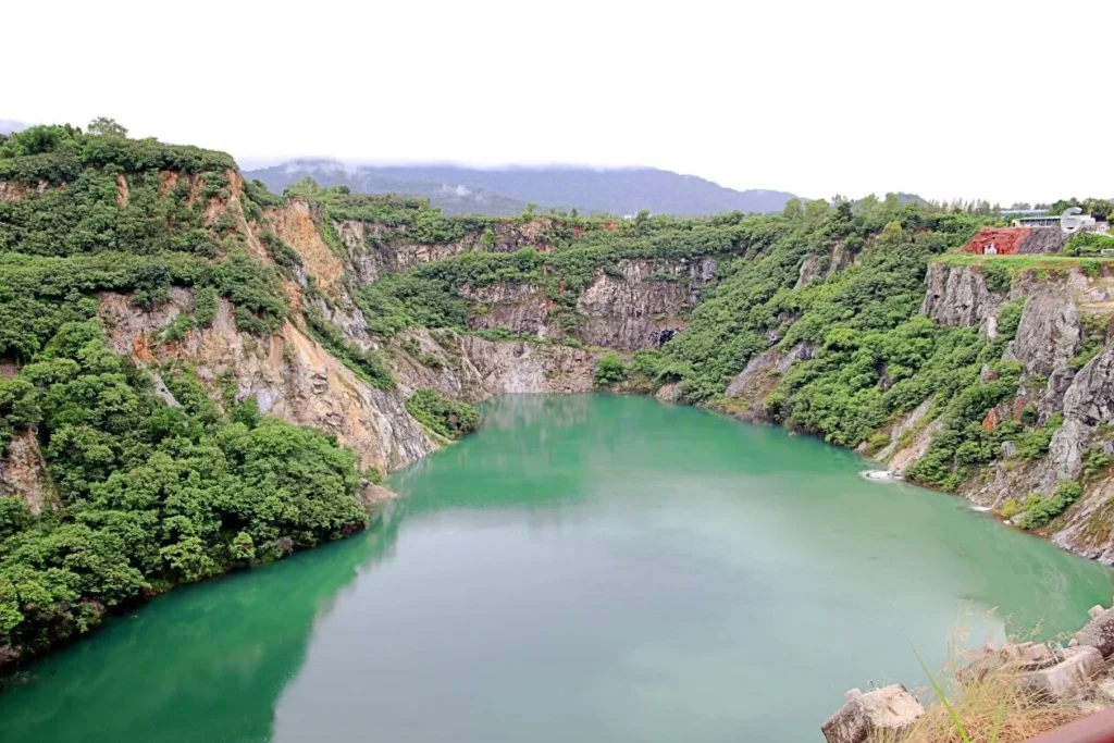 แกรนด์แคนยอน ชลบุรี แอ่งน้ำสีเขียวมรกตท่ามกลางหน้าผาธรรมชาติ