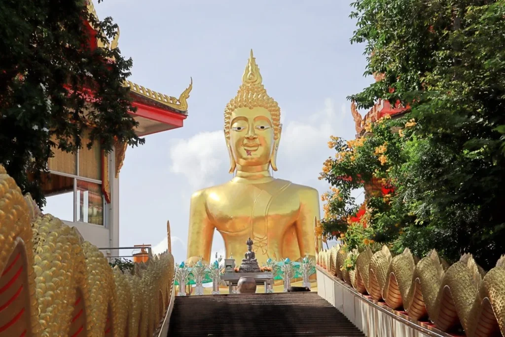 พระใหญ่พัทยา พระพุทธรูปองค์ใหญ่สีทอง