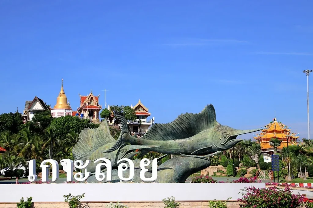 สัญลักษณ์เกาะลอย ศรีราชา พร้อมวิวศาสนสถานและบรรยากาศริมทะเลจังหวัดชลบุรี