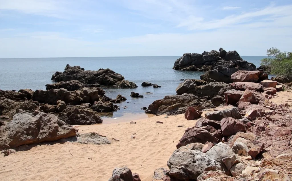 จุดชมวิวหินโคร่งริมทะเลจันทบุรี พร้อมโขดหินใหญ่และชายหาดทรายเล็ก ๆ ติดทะเล