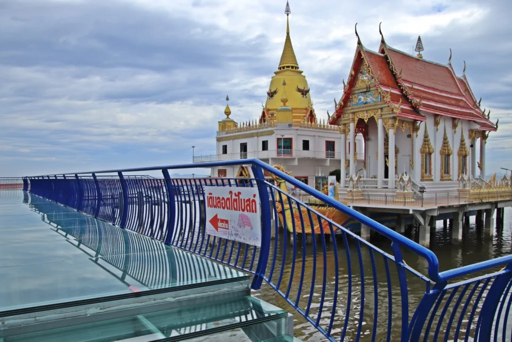 วัดหงษ์ทอง บางปะกง ฉะเชิงเทรา พระมหาเจดีย์สีทอง พระอุโบสถกลางทะเล และสกายวอล์คกระจกใสยื่นออกสู่อ่าวไทย