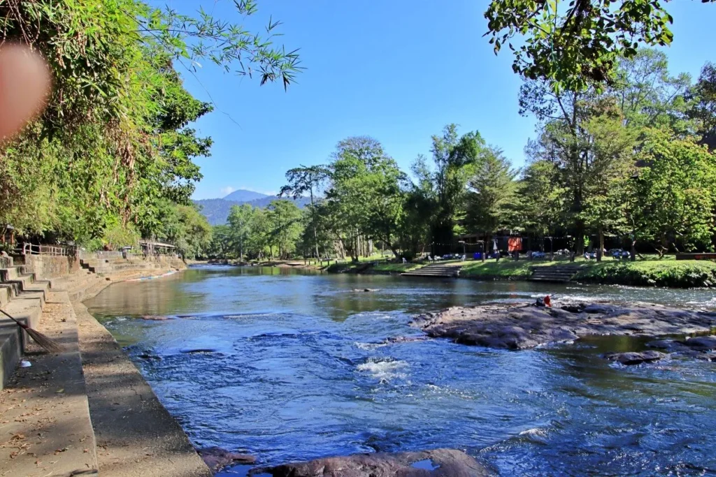 แก่งสามชั้น นครนายก ลำธารน้ำใสไหลผ่านโขดหินกว้าง ท่ามกลางธรรมชาติและวิวภูเขาใกล้กรุงเทพ