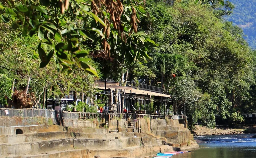 บรรยากาศแก่งสามชั้น จังหวัดนครนายก น้ำใสไหลผ่านชั้นหินธรรมชาติ มีร้านอาหารให้บริการ เหมาะสำหรับพักผ่อนวันหยุด