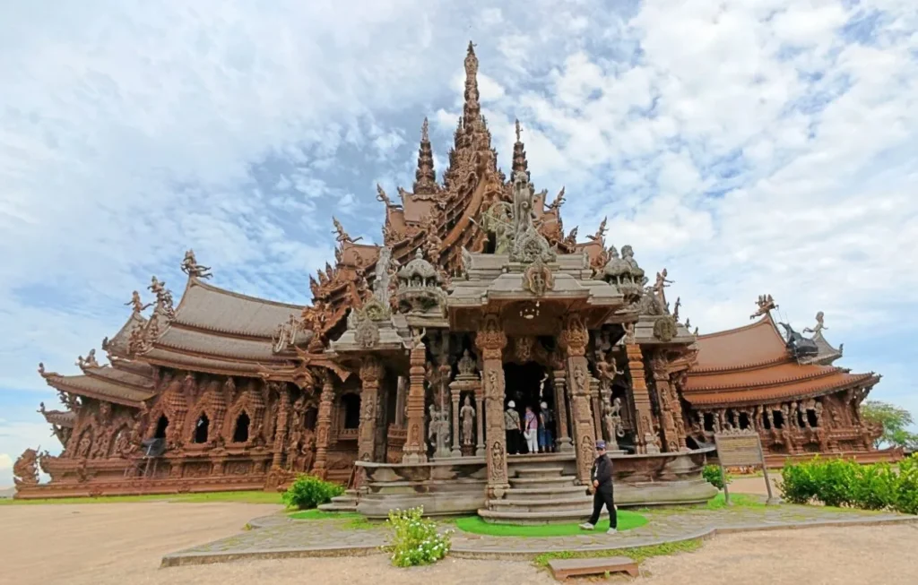 ปราสาทสัจธรรม พัทยา มหาปราสาทไม้แกะสลักทั้งหลัง ศิลปะและปรัชญาชีวิตริมทะเล