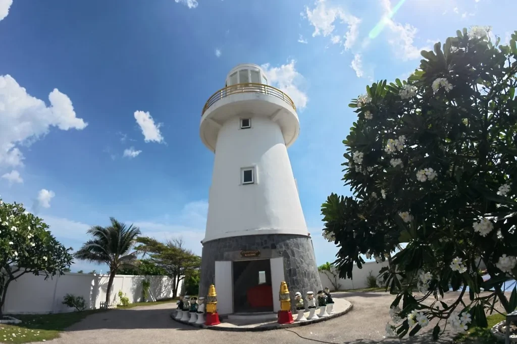 ประภาคารแหลมเจริญ จังหวัดระยอง ประภาคารสีขาวริมทะเลและมุมมองชายฝั่งจากปลายหาด