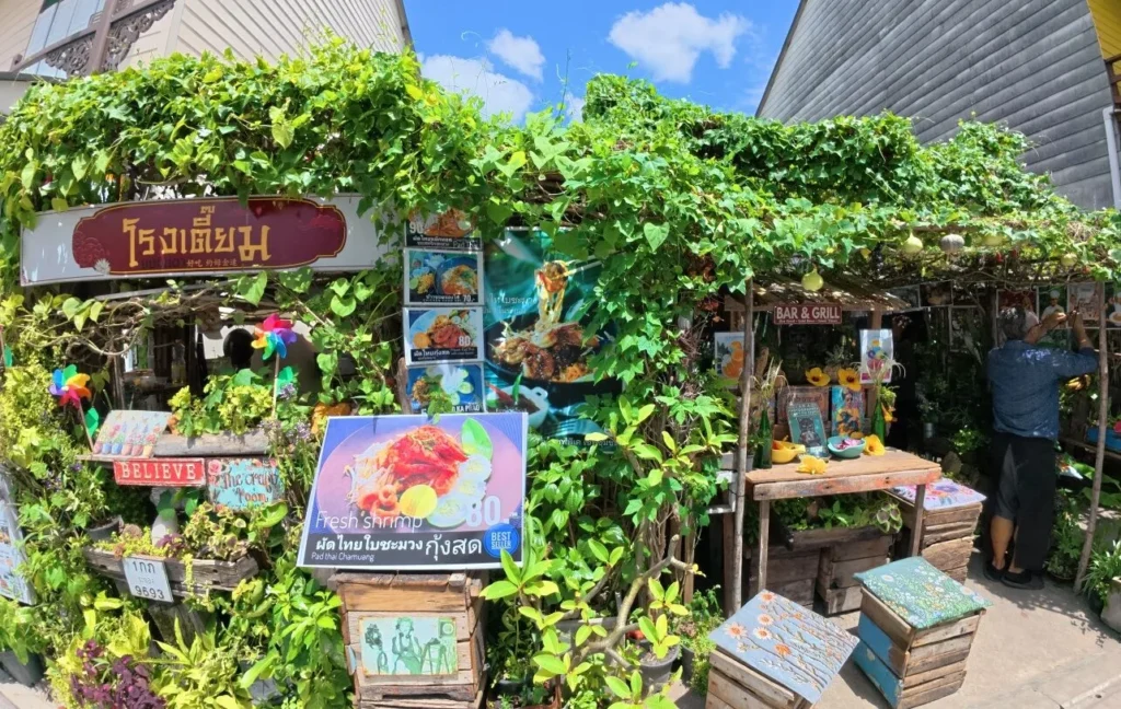 เมืองเก่าระยอง ถนนยมจินดา ชุมชนเก่า บ้านไม้ดั้งเดิม ร้านอาหารพื้นถิ่น และวิถีชีวิตแบบดั้งเดิม