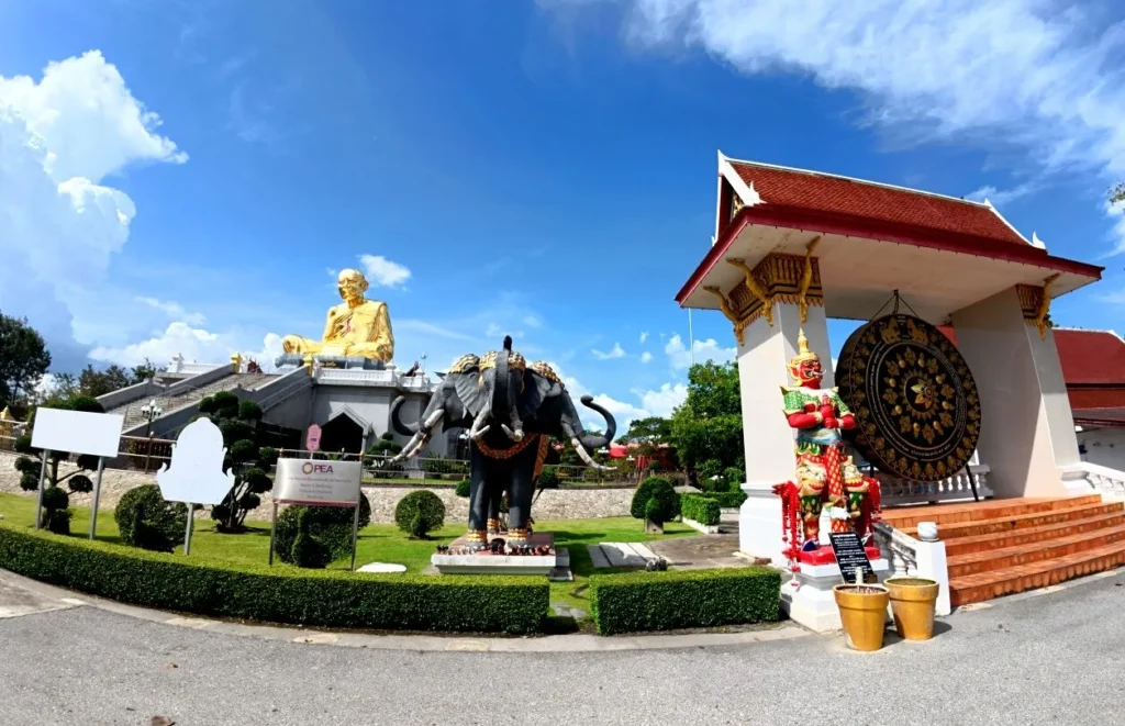 วัดละหารไร่ อำเภอบ้านค่าย จังหวัดระยอง พระพุทธรูปองค์ใหญ่และรูปหล่อหลวงปู่ทิม อิสริโก