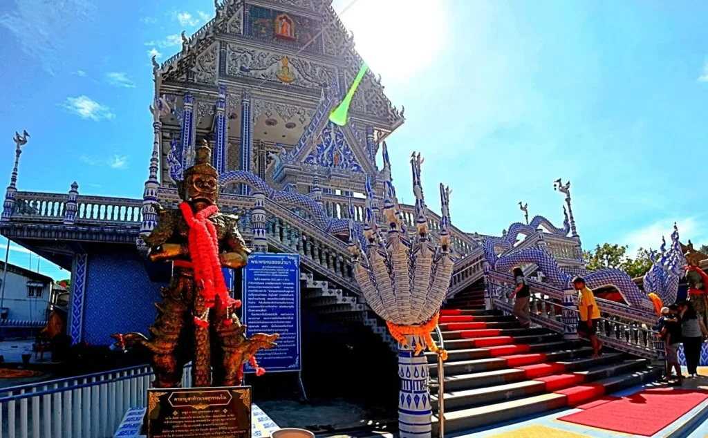 วัดปากน้ำแขมหนู จันทบุรี อุโบสถสีน้ำเงิน–ขาวตกแต่งกระเบื้องลวดลายไทย