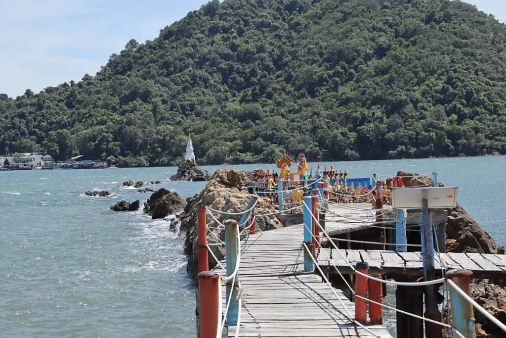 สะพานไม้ทอดยาวสู่เจดีย์สีขาวกลางทะเล บ้านหัวแหลม จันทบุรี