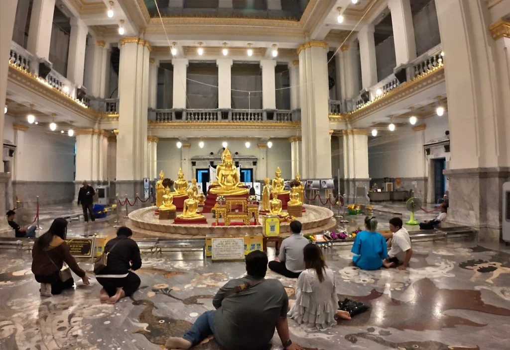 พระอุโบสถวัดโสธรวรารามวรวิหาร จังหวัดฉะเชิงเทรา สถาปัตยกรรมไทยสีขาวริมแม่น้ำบางปะกง