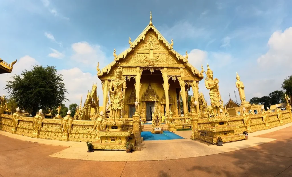 พระอุโบสถสีทองวัดปากน้ำโจ้โล้ จังหวัดฉะเชิงเทรา