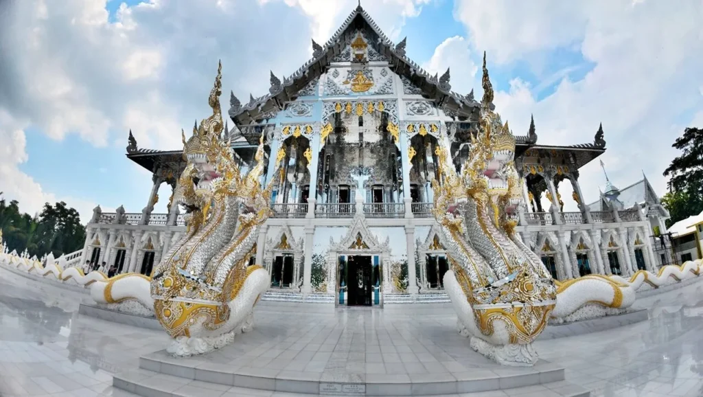 วัดพุทธพรหมยาน พิชญ์ชาราม ฉะเชิงเทรา พระอุโบสถสีขาวล้อมสระน้ำ บันไดพญานาค และภายในประดับกระจกทองงดงาม