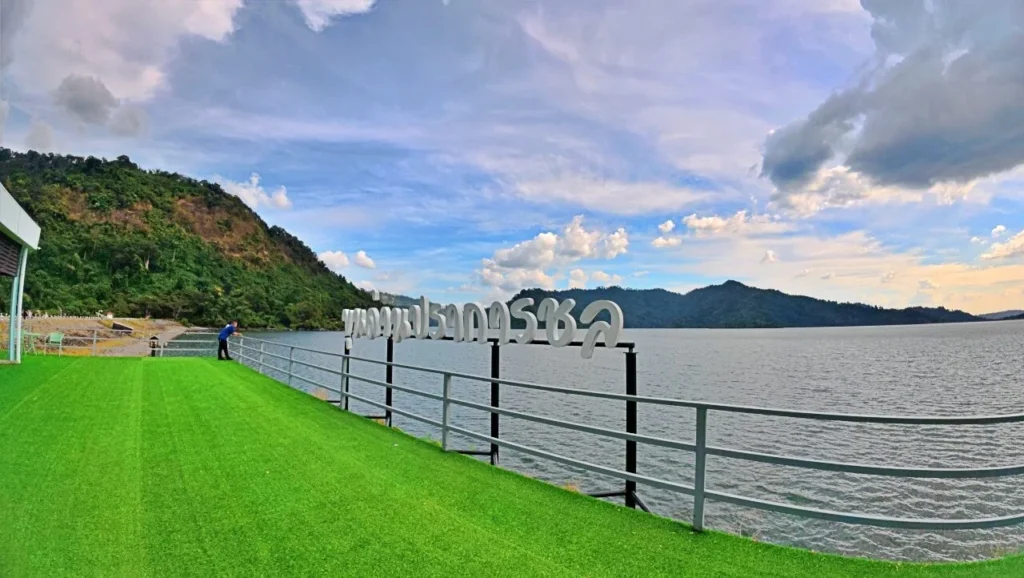 วิวเขื่อนขุนด่านปราการชล นครนายก กับภูเขาและอ่างเก็บน้ำที่กว้างใหญ่
