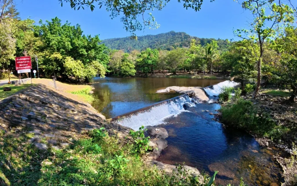 อุทยานวังตะใคร้ นครนายก ลำธารธรรมชาติและภูเขา จุดเล่นน้ำยอดนิยมใกล้กรุงเทพ