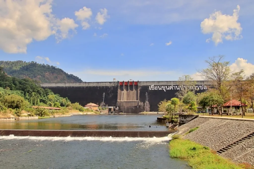 เขื่อนขุนด่านปราการชล นครนายก เขื่อนคอนกรีตบดอัดที่ยาวที่สุดในประเทศไทย พร้อมวิวภูเขาและสายน้ำด้านหน้าเขื่อน