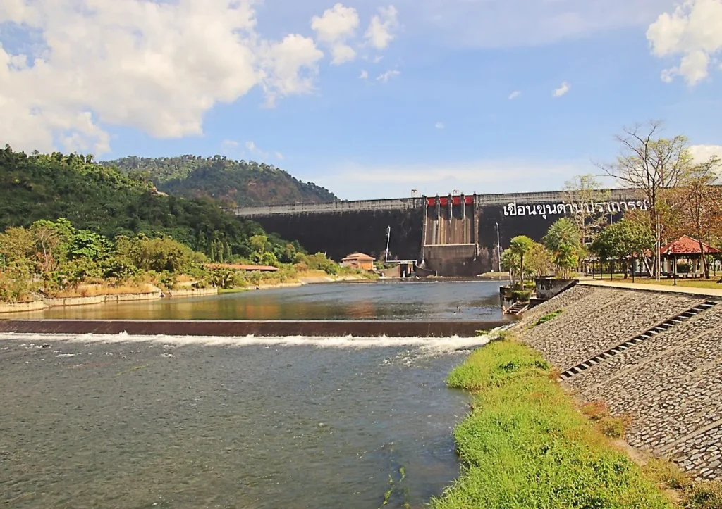 รูปด้าหน้า เขื่อนขุนด่านปราการชล  สถานที่ท่องเที่ยว สำคัญของจังหวัดนครนายก