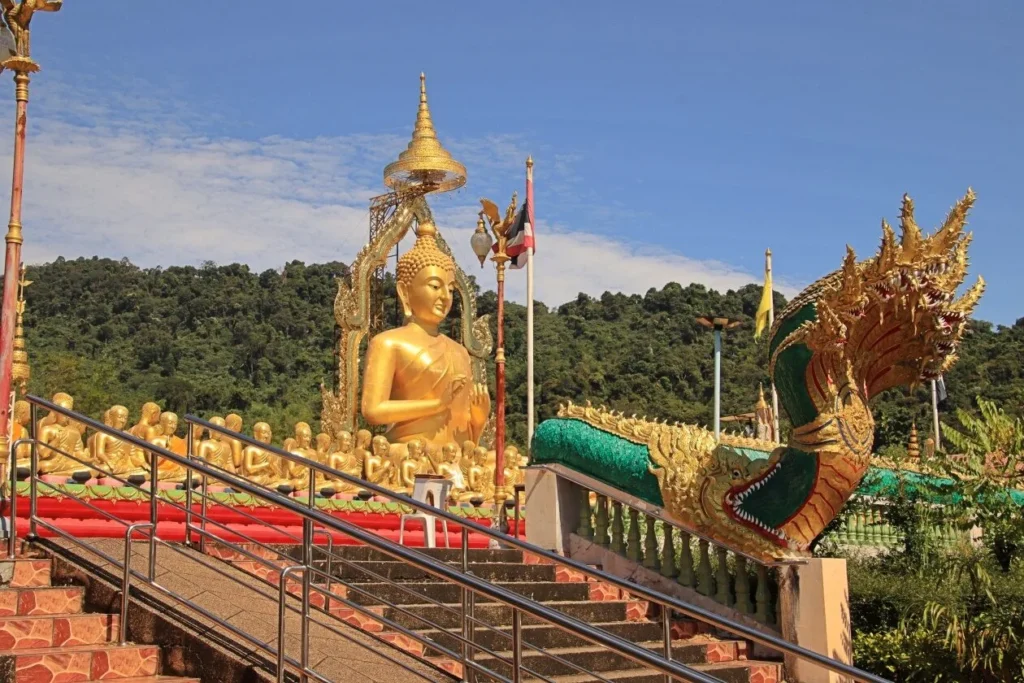 บันไดพญานาคทางขึ้นสู่ลานสักการะองค์พระพุทธรูป พุทธอุทยานมาฆบูชาอนุสรณ์