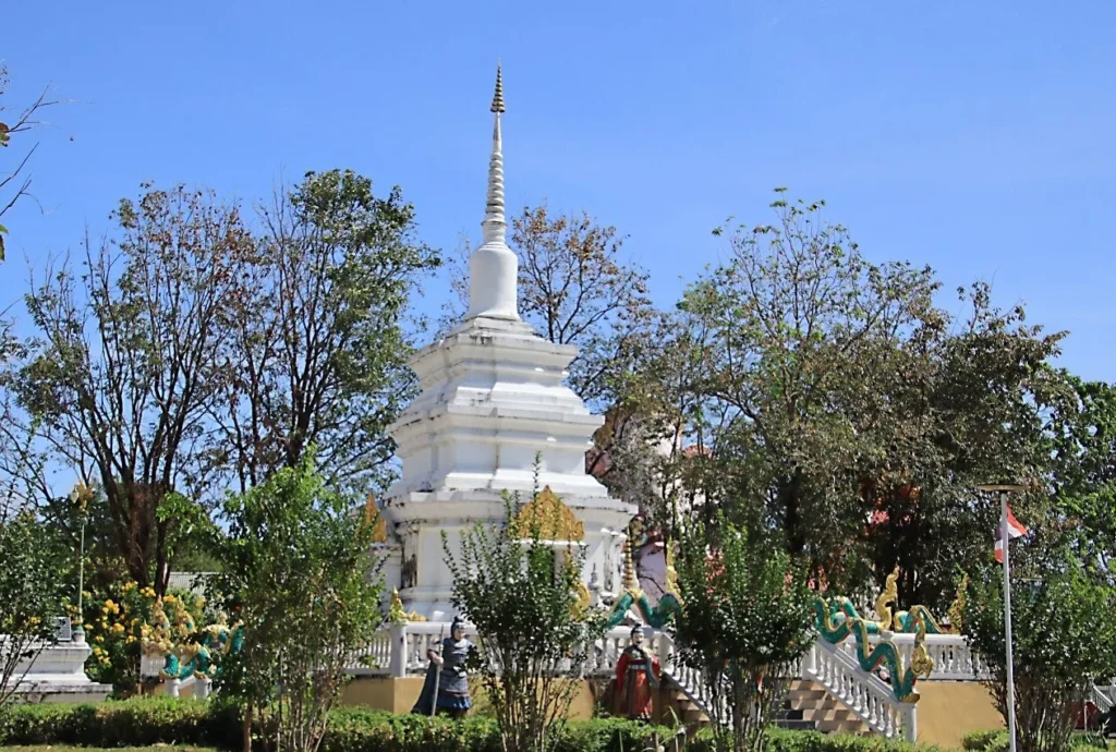 เจดีย์สีขาวด้านขวาของพระอุโบสถในพุทธอุทยานมาฆบูชาอนุสรณ์ นครนายก