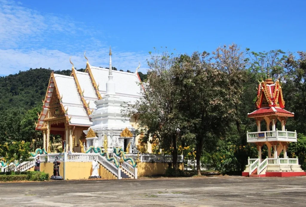 Alt Text:
โบสถ์ด้านข้างคู่กับหอระฆัง ภายในพุทธอุทยานมาฆบูชาอนุสรณ์ จังหวัดนครนายก