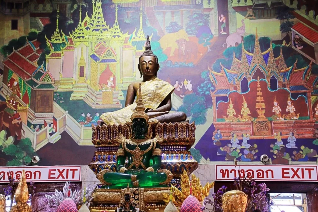 หลวงพ่อปากแดง ประดิษย์สถานอยู่ในโบสถ์วัดพราหม์มณี หรือ วัดหลวงพ่อปากแดง   พระพุทธรูปศักดิ์สิทธิ์ที่ประชาชนศรัทธานิยมมากราบไหว้ขอพร 