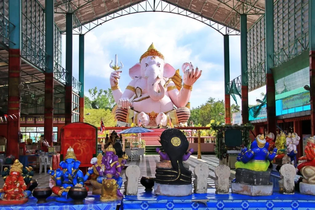 พระพิฆเนศหลายปางภายในอาคารทำบุญ ด้านหน้าองค์พระปางนั่งประทานพร นครนายก