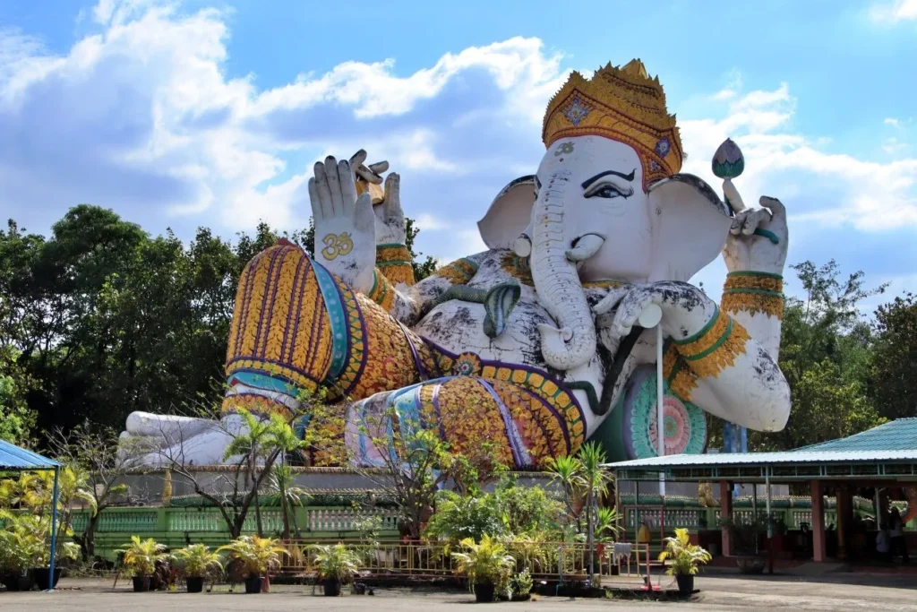 อุทยานพระพิฆเนศ จังหวัดนครนายก พระพิฆเนศองค์ใหญ่ปางไสยาสน์และปางนั่งประทานพร แลนด์มาร์กสายมูชื่อดัง