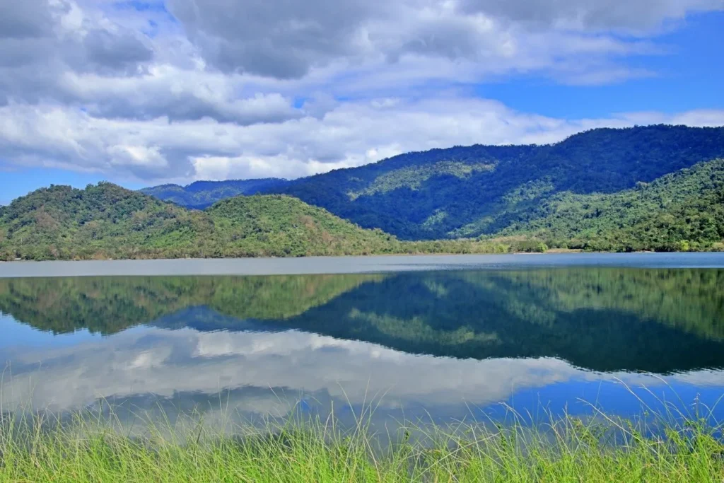 ผืนน้ำของอ่างเก็บน้ำห้วยปรือ นครนายก สะท้อนภาพภูเขาและท้องฟ้าอย่างสวยงาม