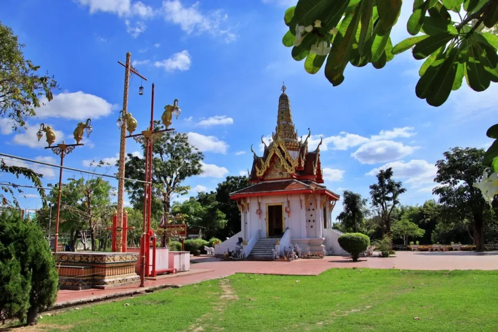ศาลหลักเมืองนครนายก บรรยากาศลานกว้างและสนามหญ้าโดยรอบจังหวัดนครนายก