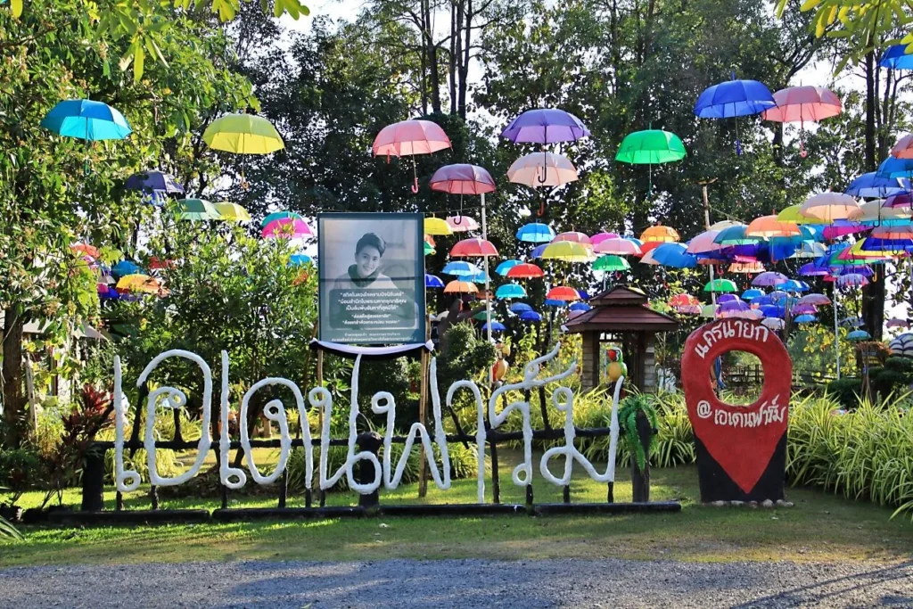 เอเดนฟาร์ม นครนายก สวนถ่ายรูปและคาเฟ่บรรยากาศสดใส โดดเด่นด้วยร่มหลากสีแขวนเต็มท้องฟ้า ท่ามกลางธรรมชาติร่มรื่นใกล้กรุงเทพ