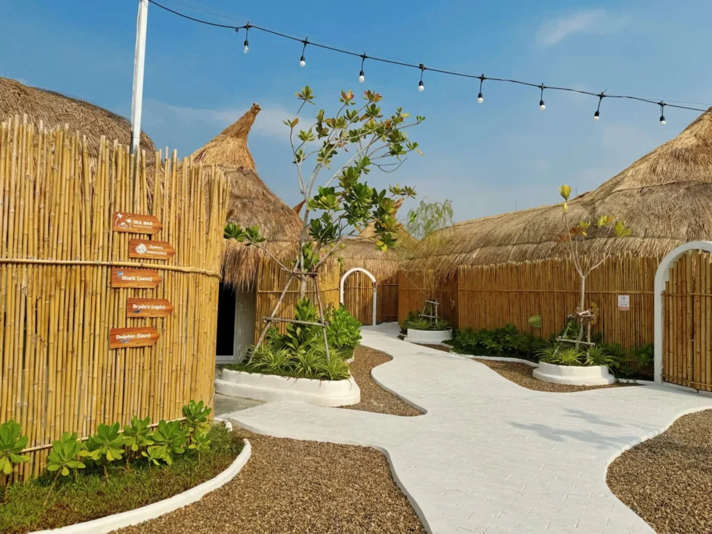 ทางเดินภายในที่พัก The Sea House อ่างศิลา ตกแต่งด้วยกำแพงไม้ไผ่และหลังคามุงจาก ใกล้ทะเล