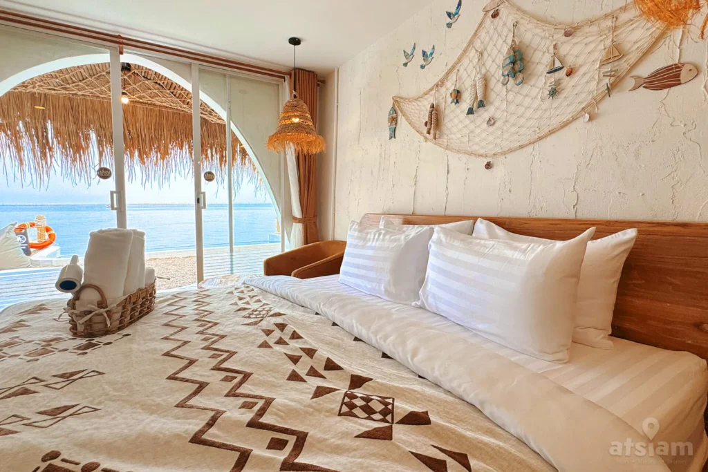 เตียงนอนในห้องนอน วิวทะเล The Sea House อ่างศิลา ที่พักอ่างศิลาติดทะเล