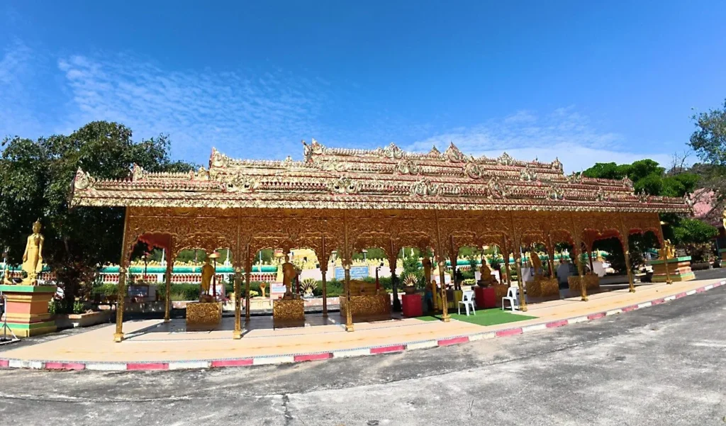 จุดทำบุญจำหน่ายดอกไม้ ธูป เทียน ภายในพุทธอุทยานมาฆบูชาอนุสรณ์ จังหวัดนครนายก