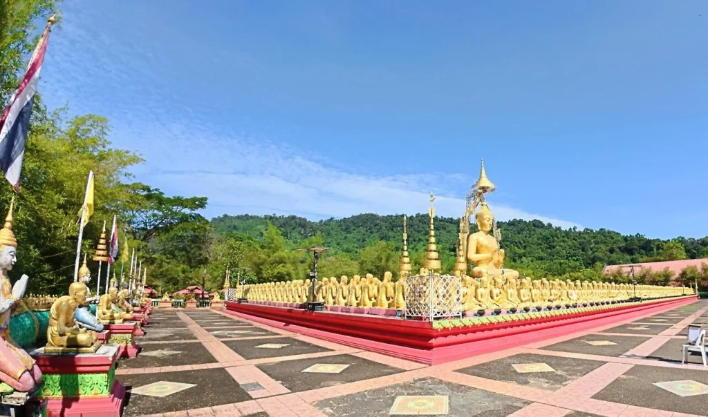 พระพุทธรูปสีทององค์ใหญ่ รายล้อมด้วยพระสาวกจำนวนมาก ภายในพุทธอุทยานมาฆบูชาอนุสรณ์ นครนายก