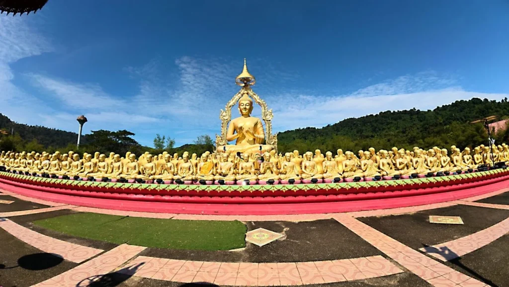พุทธอุทยานมาฆบูชาอนุสรณ์สวนพุทธชยันตี จังหวัดนครนายก พระพุทธรูปสีทองรายล้อมด้วยพระสาวกท่ามกลางภูเขา