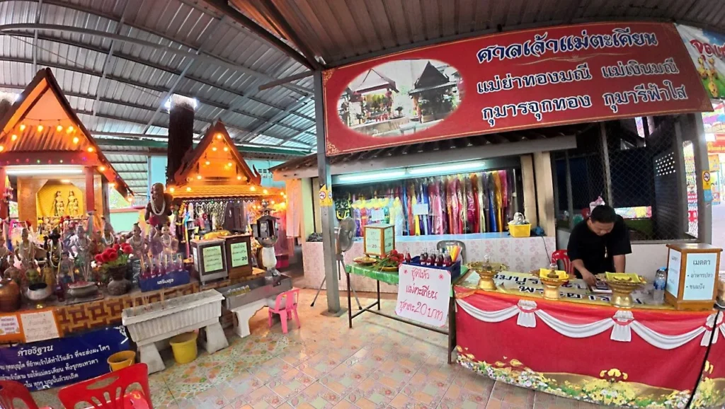 โซนศาลและร้านจำหน่ายชุดไหว้แก้บนภายในวัดพราหมณี หลวงพ่อปากแดง นครนายก