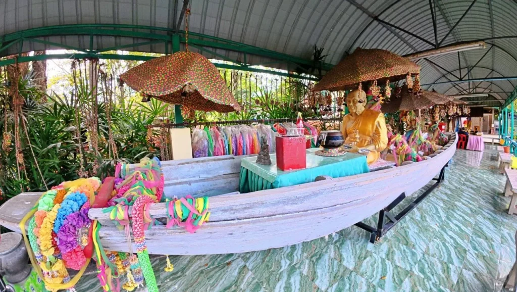 เรือไม้ประดิษฐานพระพุทธรูปภายในวัดพราหมณี หลวงพ่อปากแดง นครนายก