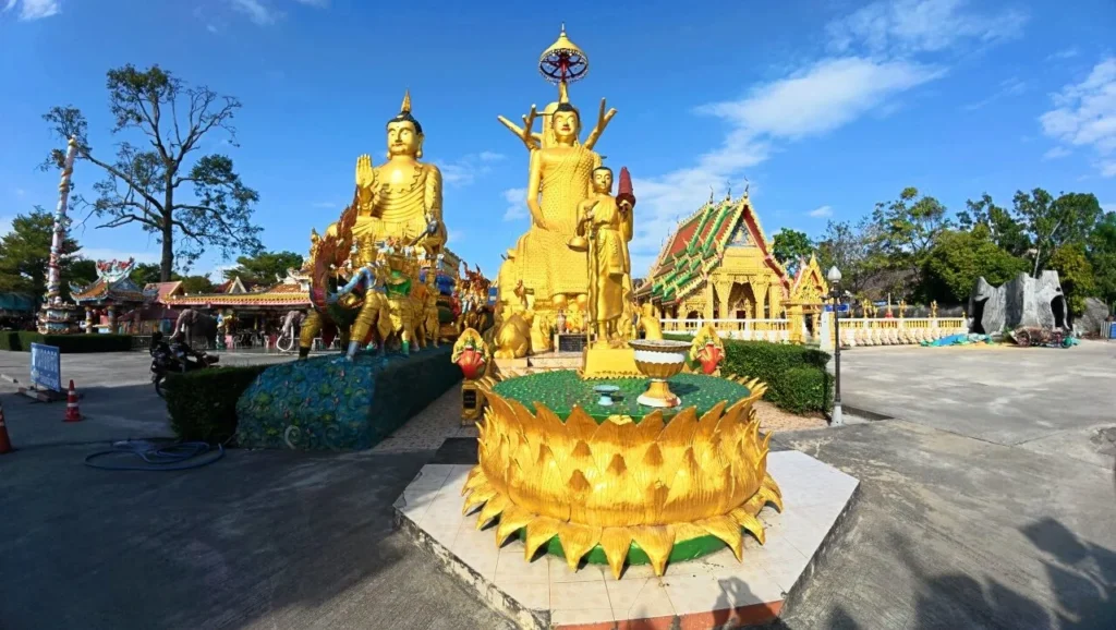 พระพุทธรูปองค์ใหญ่และพระพุทธรูปปางประทานพร วัดมณีวงศ์ นครนายก ด้านหน้าอุโบสถสีทอง