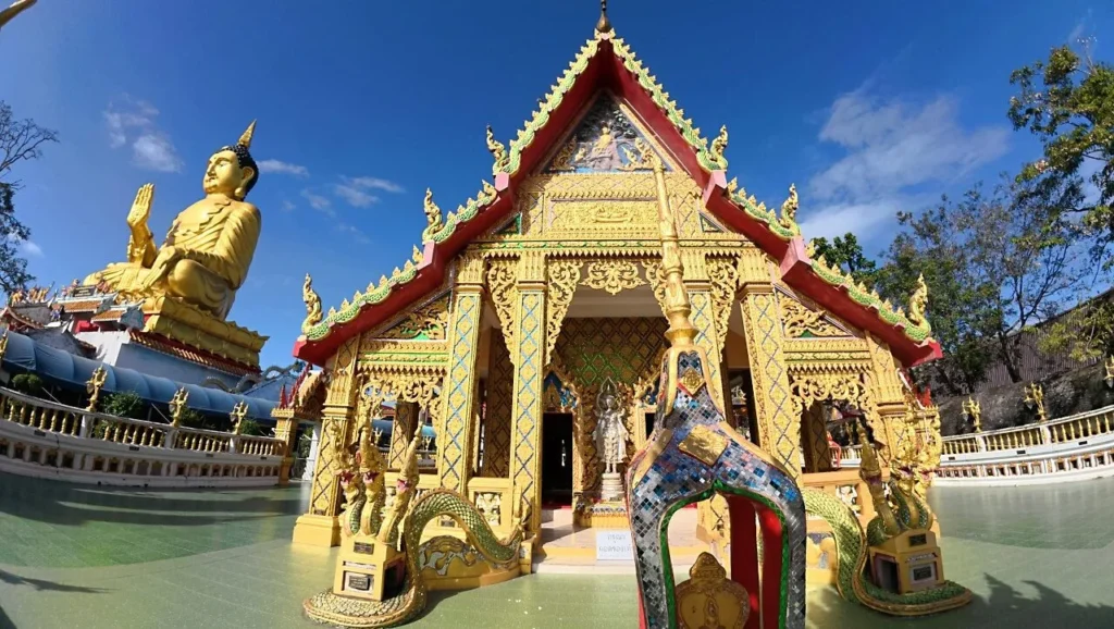 อุโบสถสีทองวัดมณีวงศ์ นครนายก ประดับพญานาคด้านหน้าอย่างวิจิตร