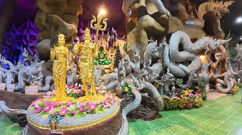 โซนพญานาคสีขาวภายในถ้ำ วัดมณีวงศ์ นครนายก บรรยากาศลึกลับงดงาม